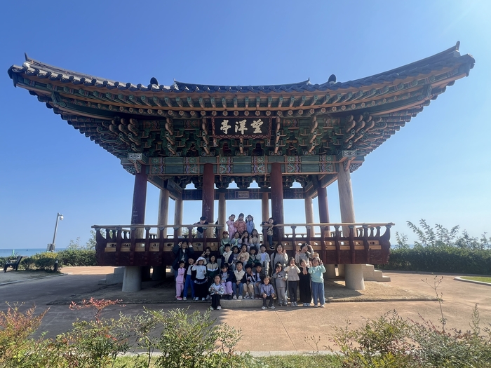 망양정 정자에서 가을현장체험 마치고  후포초등학교 병설유치원 단체사진모습.원형래기자
