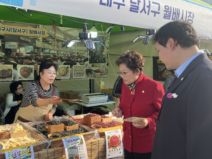 16일 대구 달서구 두류공원 인라인스케이트장에서 열린 제19회 아줌마대축제에서 유성자 대구 중구의회 의장이 한 부스를 둘러보고 있다. 홍예원 수습기자