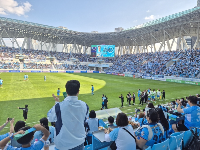 17일 오후 2시 대구iM뱅크파크에서 열린 충북청주FC와의 홈경기에서 대구FC 고재현의 첫 골이 터져 나오자 관중들이 기뻐하고 있다. 노진실 기자