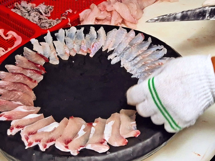 17일 울릉도의 한 횟집에서 상인이 갓 손질한 방어회를 접시에 정성스럽게 담고 있다. 홍준기 기자