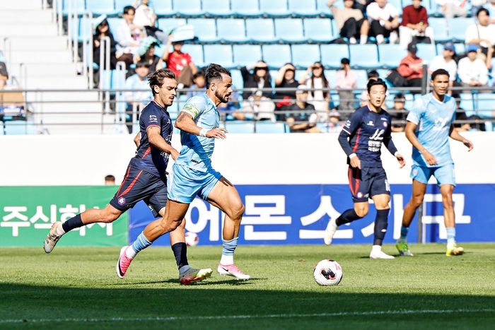 대구FC의 세징야가 17일 오후 대구iM뱅크파크에서 열린 충북청주FC와의 경기에서 공을 몰고 가고 있다. 세징야는 이날 대구의 두번째 골을 성공 시켰다. <대구FC 제공>