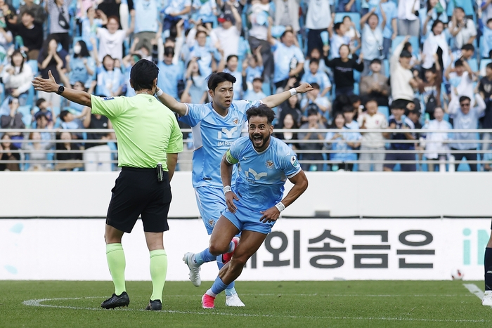 대구FC의 세징야가 17일 오후 대구iM뱅크파크에서 열린 충북청주FC와의 경기에서 두번째 골을 넣은 후 기뻐하고 있다. <대구FC 제공>