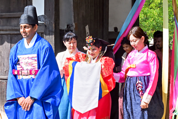 17일 경북 경산시 영남대학교 민속촌에서 열린 전통혼례식에서 외국인 신랑과 신부가 전통 혼례복을 입고 혼례장으로 향하고 있다. 경북도와 영남대학교 박물관이 도내 외국인 주민의 지역 정착을 돕기 위해 마련한 이번 시범사업에서는 인도·스리랑카·가나·베트남 출신 부부 5쌍이 25일까지 차례로 전통혼례를 올린다.

정세영 수습기자 sy302@yeongnam.com