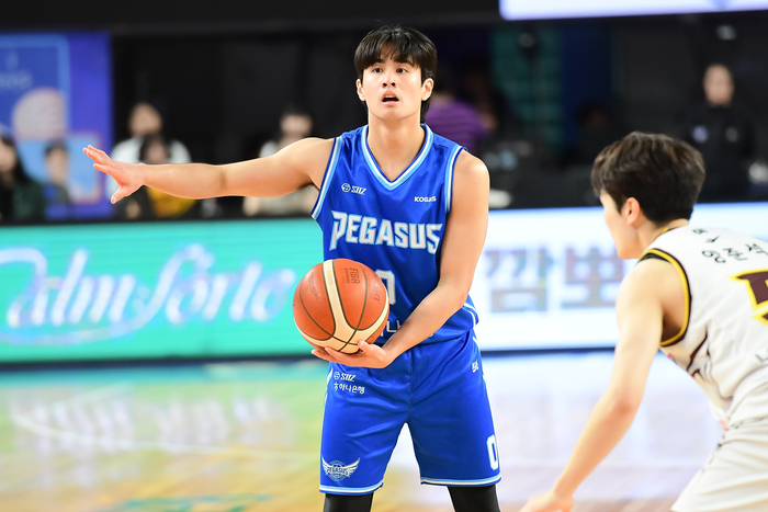 17일 대구실내체육관에서 열린 2026-2027 KCC 프로농구 가스공사와 LG 경기에서 가스공사 벨란겔이 동료들에게 사인을 보내고 있다. KBL 제공