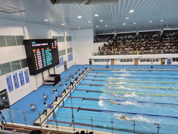 18일 오후 제주종합경기장 수영장에서 남자 일반부 자유형 50ｍ 결승이 진행되고 있다.