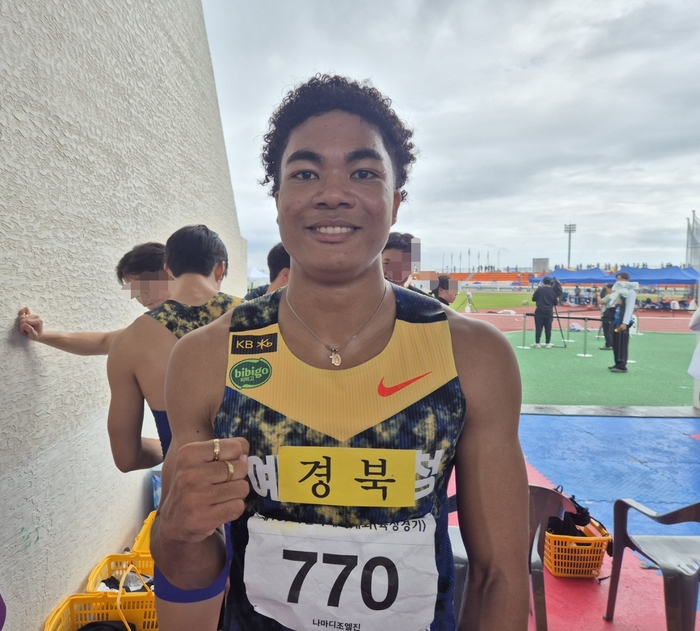 19일 제주 서귀포시 강창학종합경기장에서 열린 전국체전 육상 남자 일반부 200m 결승에서 1위를 차지한 나마디 조엘진이 영남일보와 인터뷰를 갖고 있다.