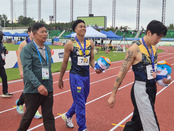 19일 제주 서귀포시 강창학종합경기장에서 열린 전국체전 육상 남자 일반부 200m 결승에서 1위를 차지한 나마디 조엘진이 금메달을 목에 걸고 시상대를 내려오고 있다.