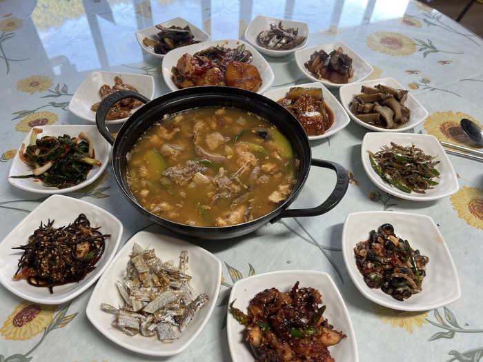 보길도 민박집의 밥상. 12첩 반찬에 쫄깃한 아귀살을 넣고 자글자글 끓여낸 매운탕이 저녁상으로 나왔다.