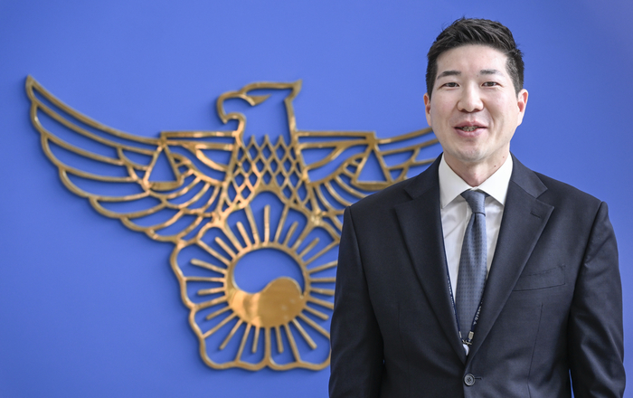 대구지방경찰청에서 조경진 국제범죄수사계장(경정)이 자신의 업무에 대해 설명하고 있다. 조 계장은 변호사 출신으로 경찰 경감 특별채용을 통해 입직했다. 이현덕 기자