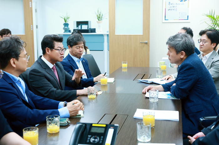 황이주 울진군수는 지난 17일 고준위방사성폐기물관리위원회를 방문해 김현권 위원장과  면담을 갖고, 고준위방사성폐기물 관리시설 부지선정과 관련한 울진군의 지역여건과 입장을 설명하고 있다. 울진군 제공