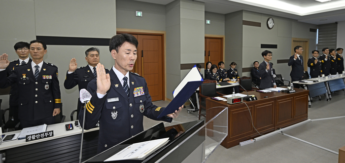 20일 경북 안동시 경북경찰청에서 열린 국회 행정안전위원회 국정감사에서 박헌수 경북경찰청장이 선서를 하고 있다. 이윤호기자