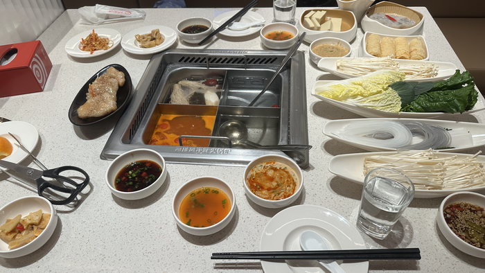 하이디라오 훠거 메뉴. 원하는 탕과 재료를 주문하고 양념을 직접 만들어 즐길 수 있다. 조현희기자