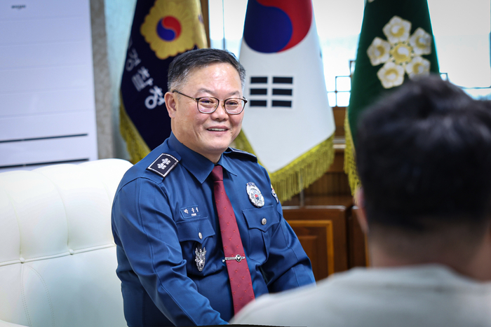 박준성 제39대 대구경찰청장. 박 청장은 제81주년 경찰의 날을 맞아 영남일보와 가진 인터뷰에서 공정성과 책임감을 바탕으로 좀 더 촘촘한 지역 안전망을 구축해 시민들이 안심하는 치안 환경을 만들어 나가겠다고 밝혔다. 대구경찰청 제공