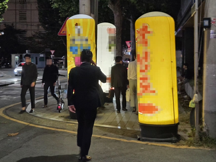 지난 23일 오후 8시쯤  동대구역터미널 인근 상권. 시민들의 통행길에 에어라이트 등의 입간판이 세워져 있다. 동경민 수습기자
