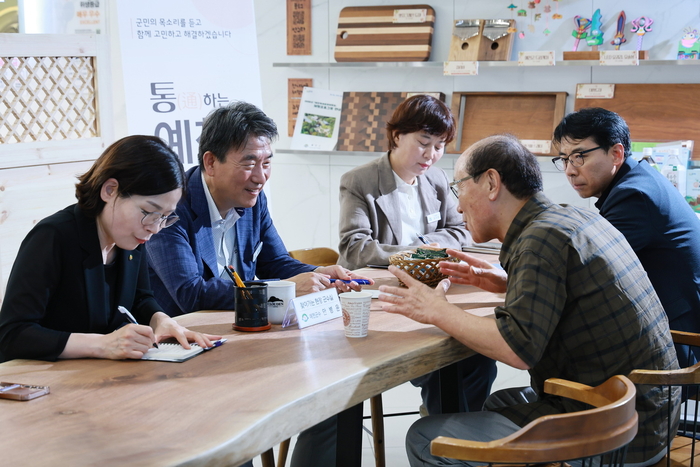 안병윤 예천군수(왼쪽 두번째)는 매월 두 차례 꾸준하게 도청신도시와 예천읍 원도심에서 열린 군수실을 운영하며 상권 활성화와 의료시설 확충, 보육환경 개선 등 주민들의 생활 불편과 지역 현안을 직접 듣고 해결 방안을 찾고 있다. 예천군 제공
