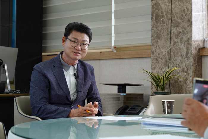 황이주 울진군수가 본비와 인터뷰 모습. 원형래기자