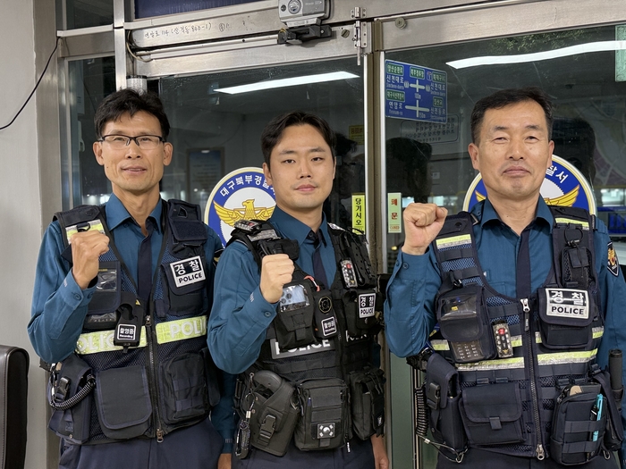 최근 적극적인 불심 검문으로 흉기 소지 남성을 검거한 대구 북부경찰서 산격지구대 (왼쪽부터) 김진원(51) 경감, 박장현(34) 순경, 김갑배(57) 순찰팀장. 구경모기자