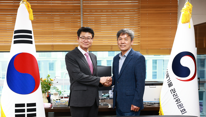 황이주 군수가 지난 9월 17일 고준위방사성폐기물관리위원회를 방문해 김현권 위원장 기념촬영을 하고 있다. 울진군 제공