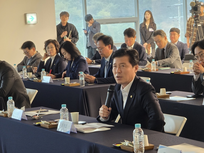 구자근(구미갑) 국회의원이 구미의 반도체 소재·부품 기업 씨엠티엑스(CMTX) 관계자에게 수도권 대신 구미 투자를 선택한 이유를 묻고 있다. 박용기기자