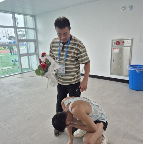 지난 19일 제주 강창학종합경기장에서 열린 전국체전 남자 일반부 400m 허들 경기에서 금메달을 따낸 대구의 김주호가 시상식 직후 자신의 스승인 권혁찬 감독을 만나 눈물을 흘리고 있다.