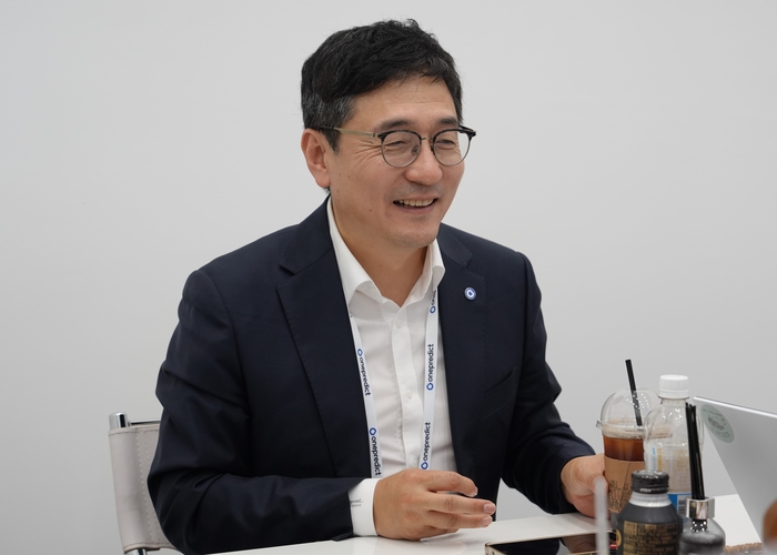 21일 대구 엑스코에서 열린 FIX 2026 현장에서 윤병동 서울대 기계공학부 교수(원프레딕트 대표)가 자사의 AI 네이티브 팩토리 전략에 대해 설명하고 있다. 이승엽기자