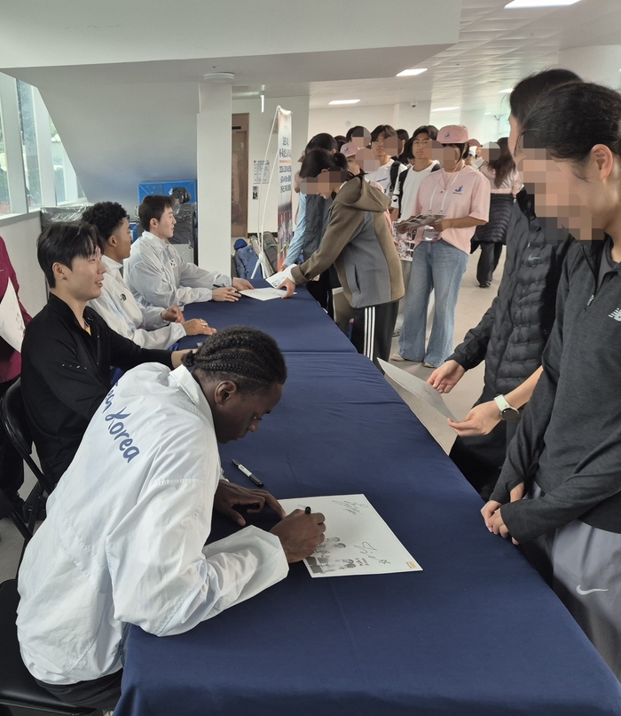 지난 19일 제주 전국체전 현장에서 아이치·나고야 아시안게임 400ｍ 계주 동메달을 합작한 나마디 조엘진(예천군청)과 서민준(서천군청), 이재성(광주광역시청), 비웨사 다니엘 가사마(안산시청)의 사인회가 열리고 있다.