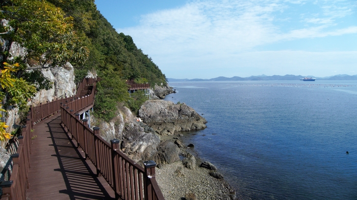 저도 비치로드는 2010년에 조성을 마쳤다. 제2전망대에서 제4전망대까지 이어지는 데크로드는 저도 비치로드의 백미로 꼽힌다.