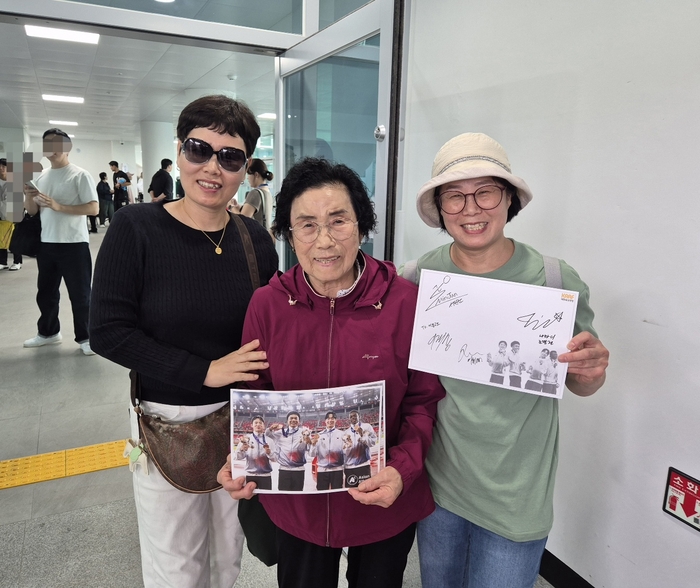 아시안게임 동메달리스트 이재성 선수의 할머니와 고모 등 가족들이 선수를 응원하기 위해 19일 제주 강창학종합경기장을 찾았다.