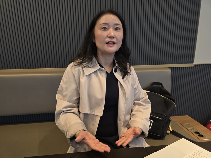지적장애 20대 딸을 키우고 있는 채주희(45)씨가 지난 21일 달성군 한 커피전문점에서 장애 가족으로서 느꼈던 점을 이야기하고 있다. 김현목기자