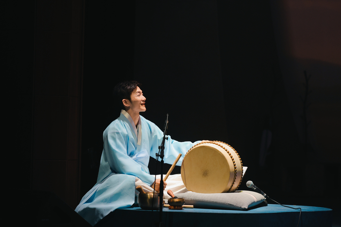 작창 및 소리지도를 맡은 고수 역의 홍준표 대구시 무형문화재 제8호 판소리 홍보가 이수자. 어울아트센터 제공