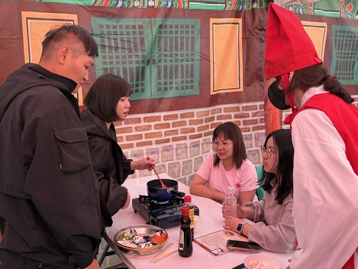 23일 오후 2시쯤 대구 iM뱅크파크에서 열린 제6회 대구 떡볶이 페스티벌에서 대만 관광객이 뽀기수랏간 체험에 참여해 궁중떡볶이를 만들고 있다. 구경모기자