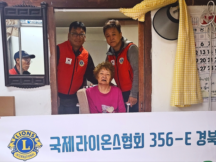 [주말풍경] 빗속에 고친 보일러…울릉 86세 어르신 겨울 걱정 덜었다