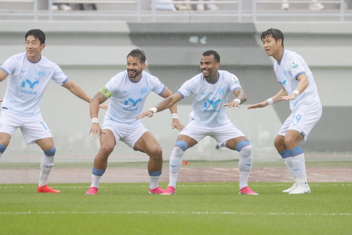 [Y리뷰] 대구FC, ‘빗속 승부’ 이겼다…전남 원정 4-2 승리