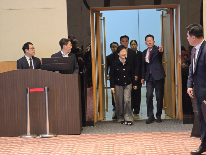 박근혜 전 대통령이 김장호 구미시장의 안내를 받으며 행사장에 들어오고 있다. 박용기 기자