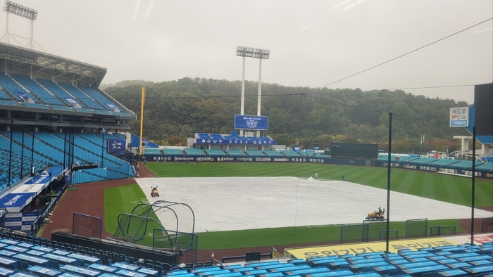 25일 삼성과 KIA의 포스트시즌 1차전이 열릴 예정이었던 대구삼성라이온즈파크에 비가 내리고 있고 그라운드에는 방수포가 덮여있다. 임훈기자hoony@yeongnam.com