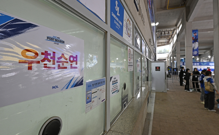 25일 대구 삼성라이온즈파크에서 열릴 예정이었던 2026 신한 SOL KBO 포스트시즌 플레이오프 1차전 삼성라이온즈와 KIA 타이거즈의 경기가 우천으로 취소된 가운데, 매표소에 우천 취소 안내문이 붙어 있다. 취소된 경기는 26일 오후 6시30분 같은 장소에서 열린다.
이윤호기자 yoonhohi@yeongnam.com