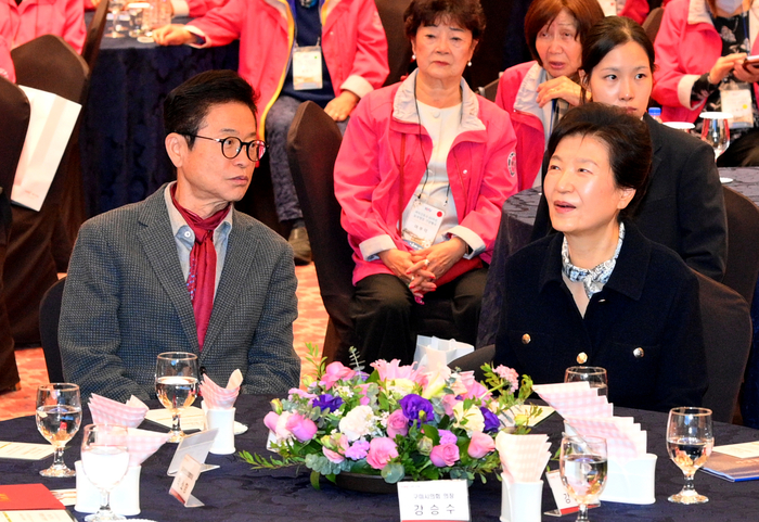 25일 파독간호사 구미 방문 환영만찬에 참석한 이철우 경북도지사와 박근혜 전 대통령이 이야기를 나누고 있다. 경북도 제공