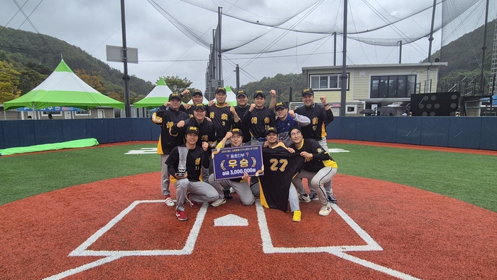 2026 청도신화랑배 전국사회인야구대회 남자 동호인부에서 우승을 차지한 대구 강철팀이 승리를 만끽하고 있다. 박성우기자