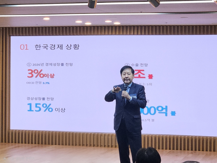 27일 경북도청서 열린 화공 400회 기념 특강에서 구윤철 전 부총리가  AI 시대, 경북도의 길을 주제로 강연을 하고 있다. 최미애기자