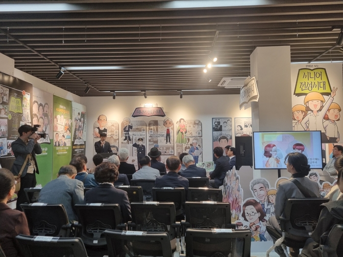 지난 16일 경북 경산시 서상동 경산웹툰창작소에서 열린 만화로 보는 시니어 전성시대 전시회. 천윤자 시민기자kscyj83@hanmail.net