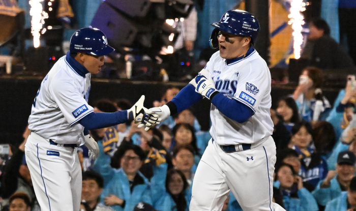 27일 대구 수성구 삼성라이온즈파크에서 열린 2026 신한 SOL KBO 포스트시즌 플레이오프 2차전 삼성 라이온즈와 KIA 타이거즈의 경기에서 삼성 최형우가 7회말 1사 상황에서 솔로 홈런을 친 뒤 그라운드를 돌고 있다.
이윤호기자 yoonhohi@yeongnam.com