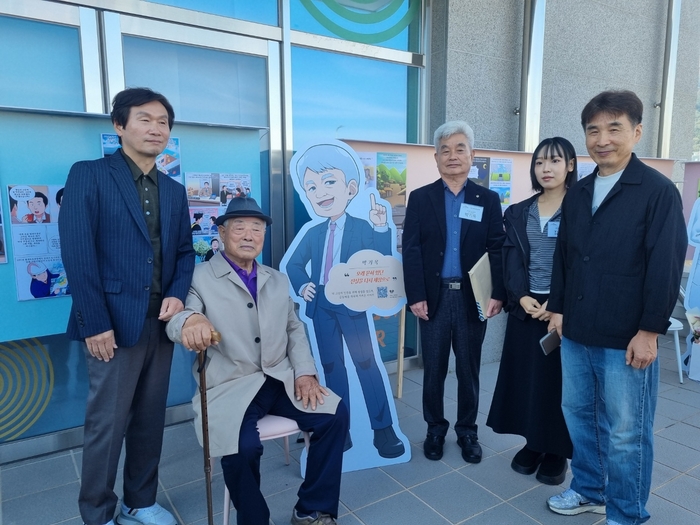 작품의 주인공인 박기옥(오른쪽 셋째) 어르신이 그림을 그려준 김나영 작가(오른쪽 둘째) 등과 기념촬영을 하고 있다. 천윤자 시민기자