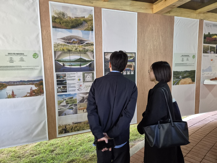 27일 대구 수성못 상화동산에서 열린 2026 수성국제비엔날레를 찾은 관람객들이 연호지구 작은 미술관 등 건축·조경 작품의 조감도를 살펴보고 있다. 안성태 수습기자