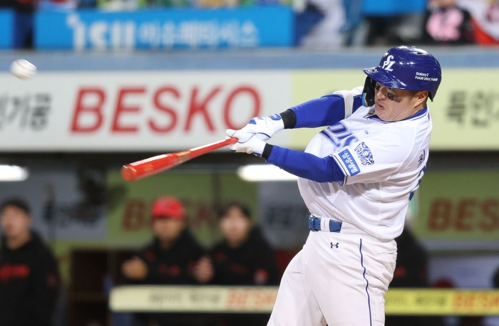 지난 27일 대구삼성라이온즈파크에서 열린 삼성과 KIA의 PO 2차전 경기에서 최형우가 타격하고 있다. 삼성 라이온즈 제공
