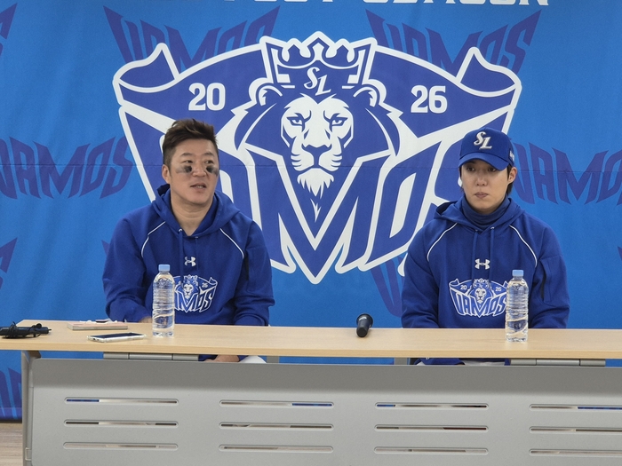 지난 27일 대구삼성라이온즈파크에서 열린 삼성과 KIA의 PO 2차전 종료 직후 삼성 최형우와 원태인이 취재진과 인터뷰하고 있다. 임훈기자