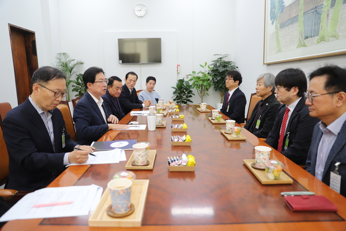 지난 23일 국회 보건복지위원장실에서  이만희 위원장을 비롯한 영대병원과 영천시, 영천시의회 관계자가 자리를 함께한 가운데 영대영천병원 응급실 운영 정상화를 위한 긴급 간담회가 열렸다. 이만희 국회의원실 제공