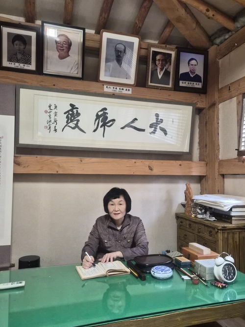지난 23일 대연학당에서 만난 덕천 오금지 선생. 덕천 선생은 2년여간의 정리 작업 끝에 스승이자 남편인 청고 이응문 선생의 유고작 청고의 주역풀이: 둔괘부터 겸괘까지와 예괘부터 리괘까지를 완간했다. 박주희기자