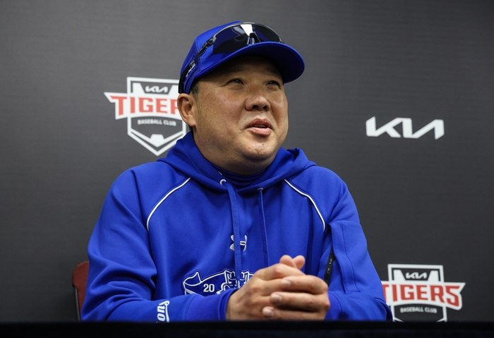 박진만 삼성 감독이 지난 29일 광주KIA챔피언스필드에서 열린 삼성과 KIA의 PO 3차전 종료 직후 취재진과 인터뷰하고 있다. 삼성 라이온즈 제공