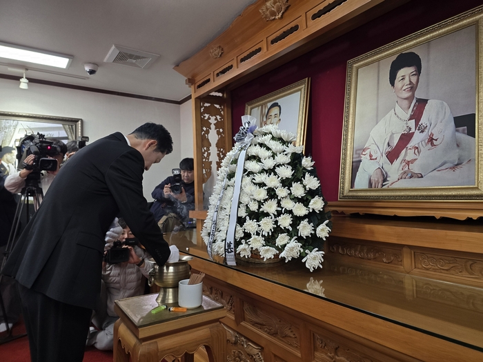 장동혁 국민의힘 대표가 30일 오전 경북 구미시 상모동 박정희 전 대통령 생가를 방문해 박 전 대통령과 육영수 여사 영정 앞에서 분향하고 있다. 박용기기자