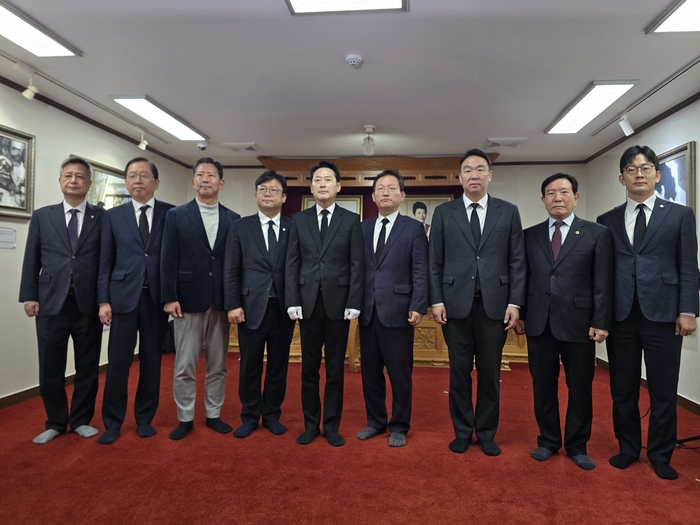 박정희 대통령 생가 추모관 참배를 마친 국민의힘 장동혁 대표를 비롯한 당 지도부와 김장호 구미시장. 박용기기자